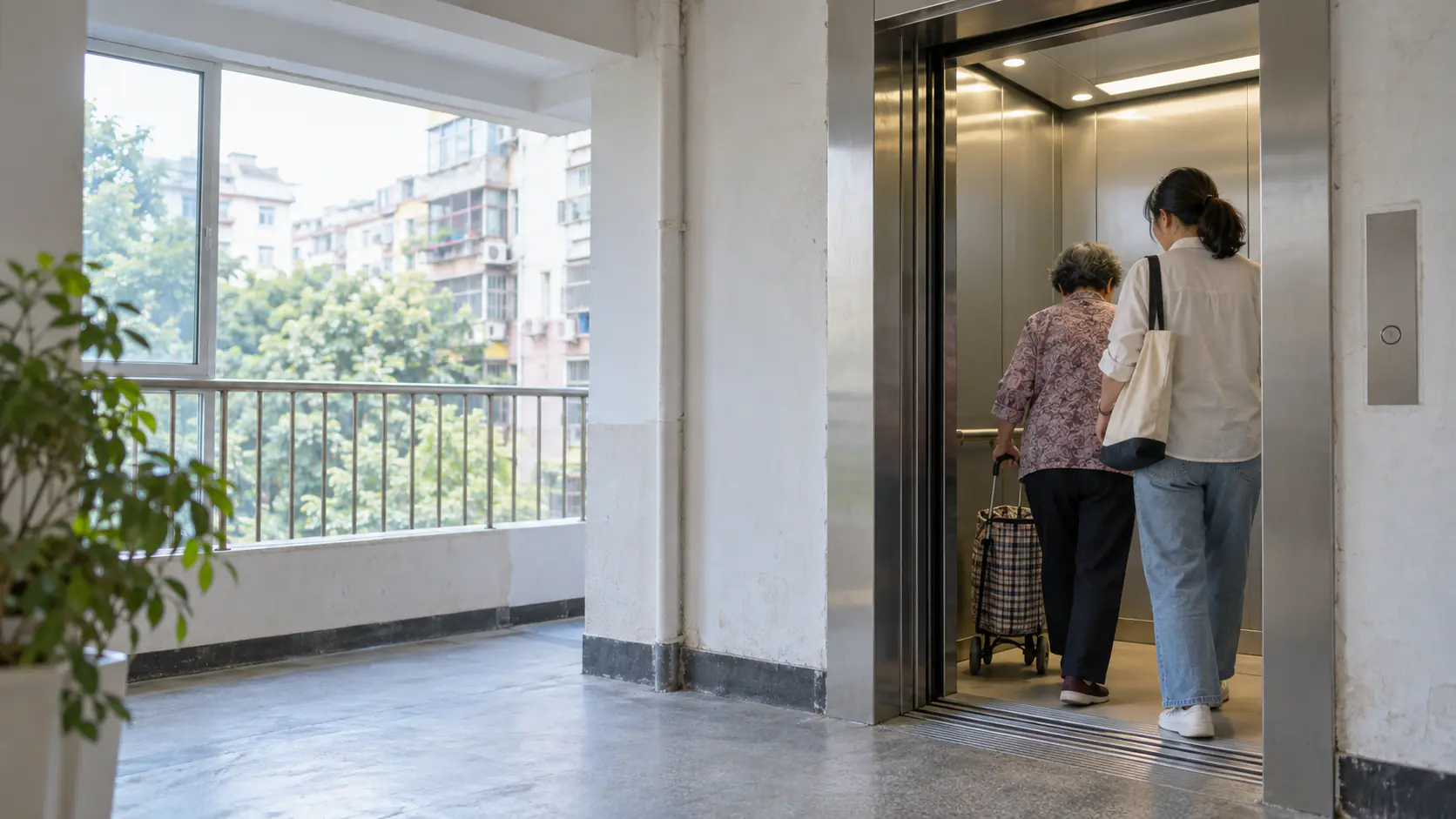 老旧社区居民在家人陪同下乘梯的场景示意